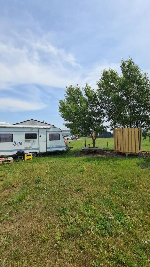 Louise'S Camper Hotel Neusiedl an der Zaya Exterior photo